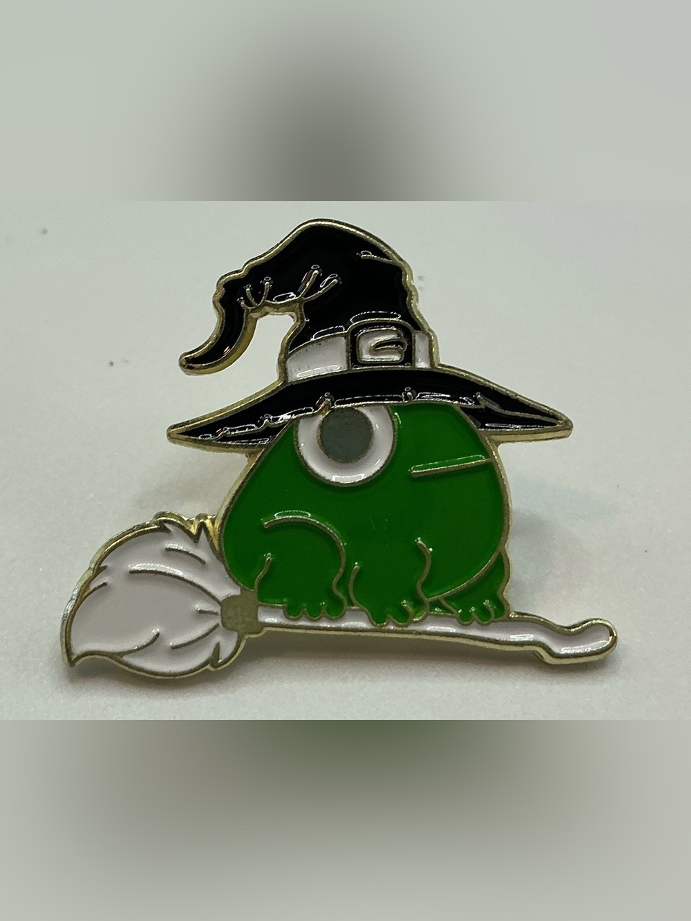 CUTE ENAMEL LAPEN PIN FROG WITH WITCH HAT ON BROOM